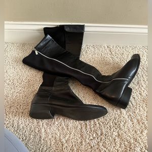 Low heeled boots